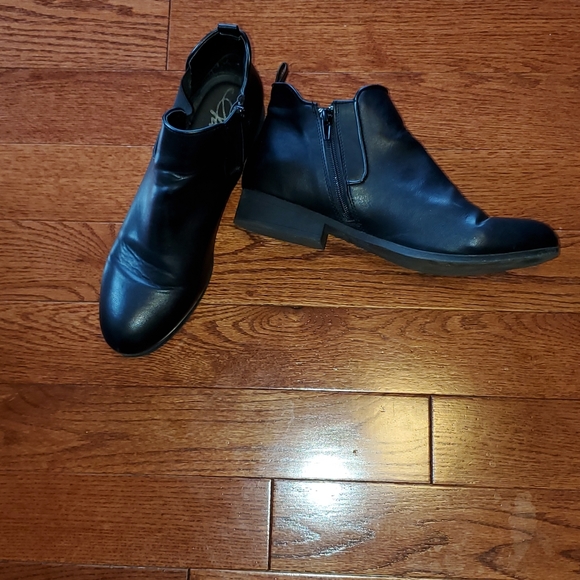 CUTE black ankle boots, flat heel size 11 - Picture 8 of 9